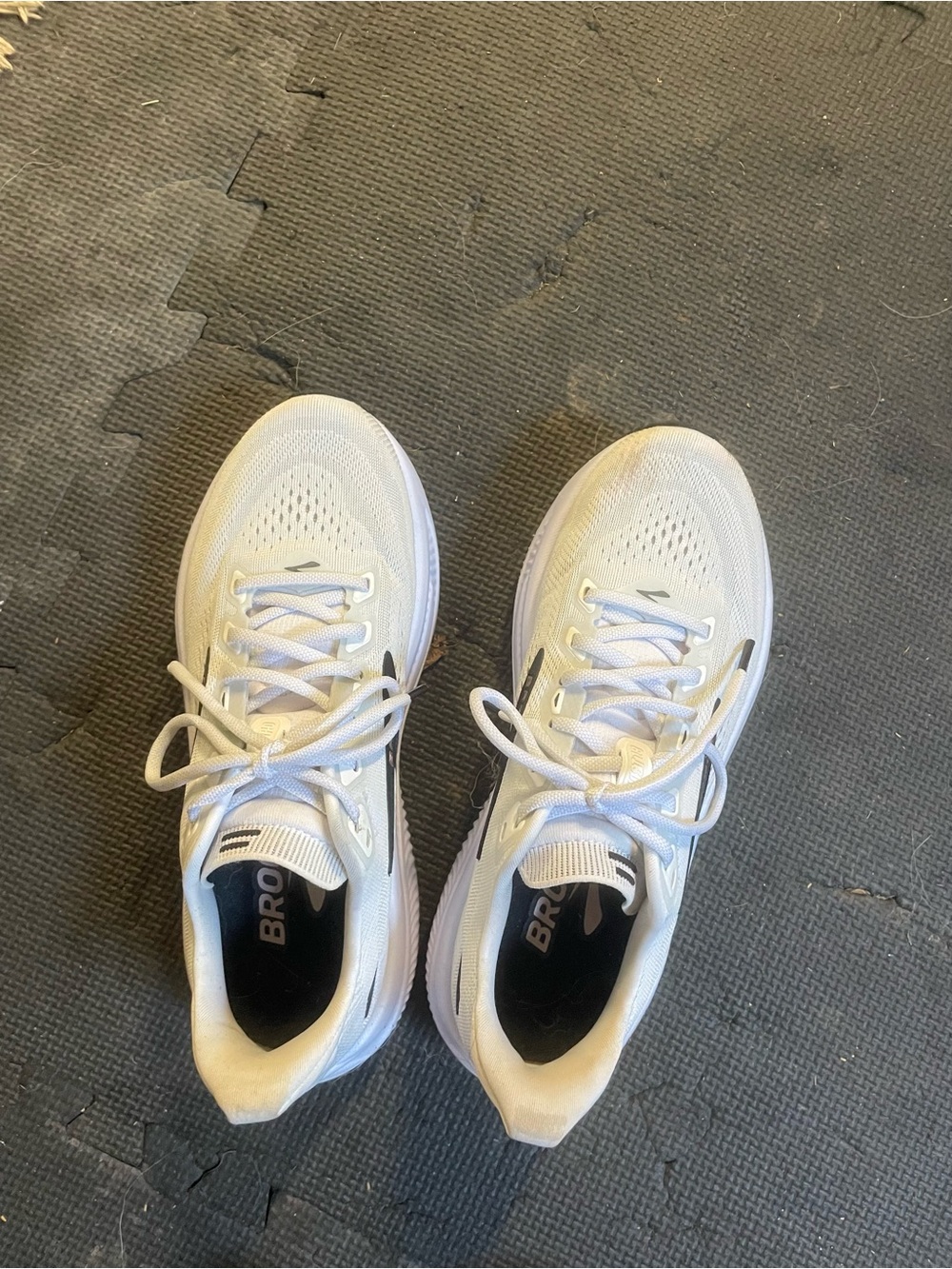 Brooks Ghost 18 road-running shoes in white, black, and rose gold size women’s 8 - Picture 4 of 5
